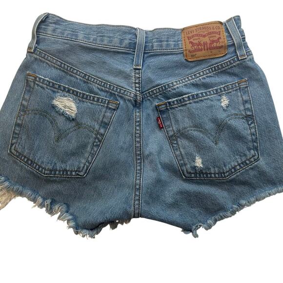 Women's Levi's button fly 2 1/2 inseam 501 mid rise jean shorts size 25 - Picture 2 of 5